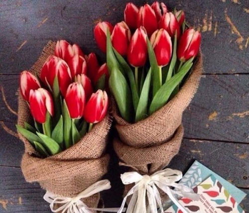 Как красиво упаковать тюльпаны?