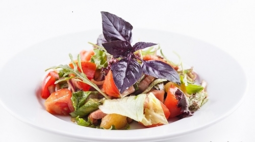 Салатный микс с базиликом и помидорами