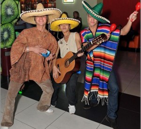 Мексиканский ансамбль музыкантов на праздник