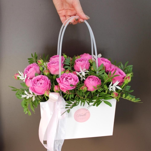 Покупка цветов в сумке